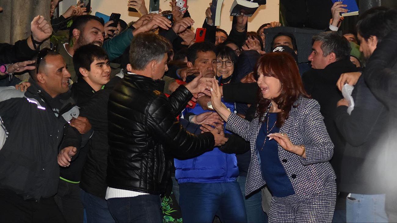 Cristina Fernandez kirchner llegando a su casa.