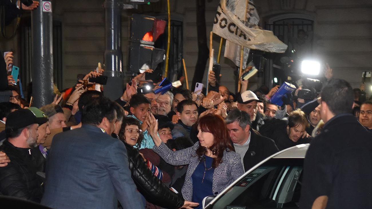 Cristina Fernandez kirchner llegando a su casa.