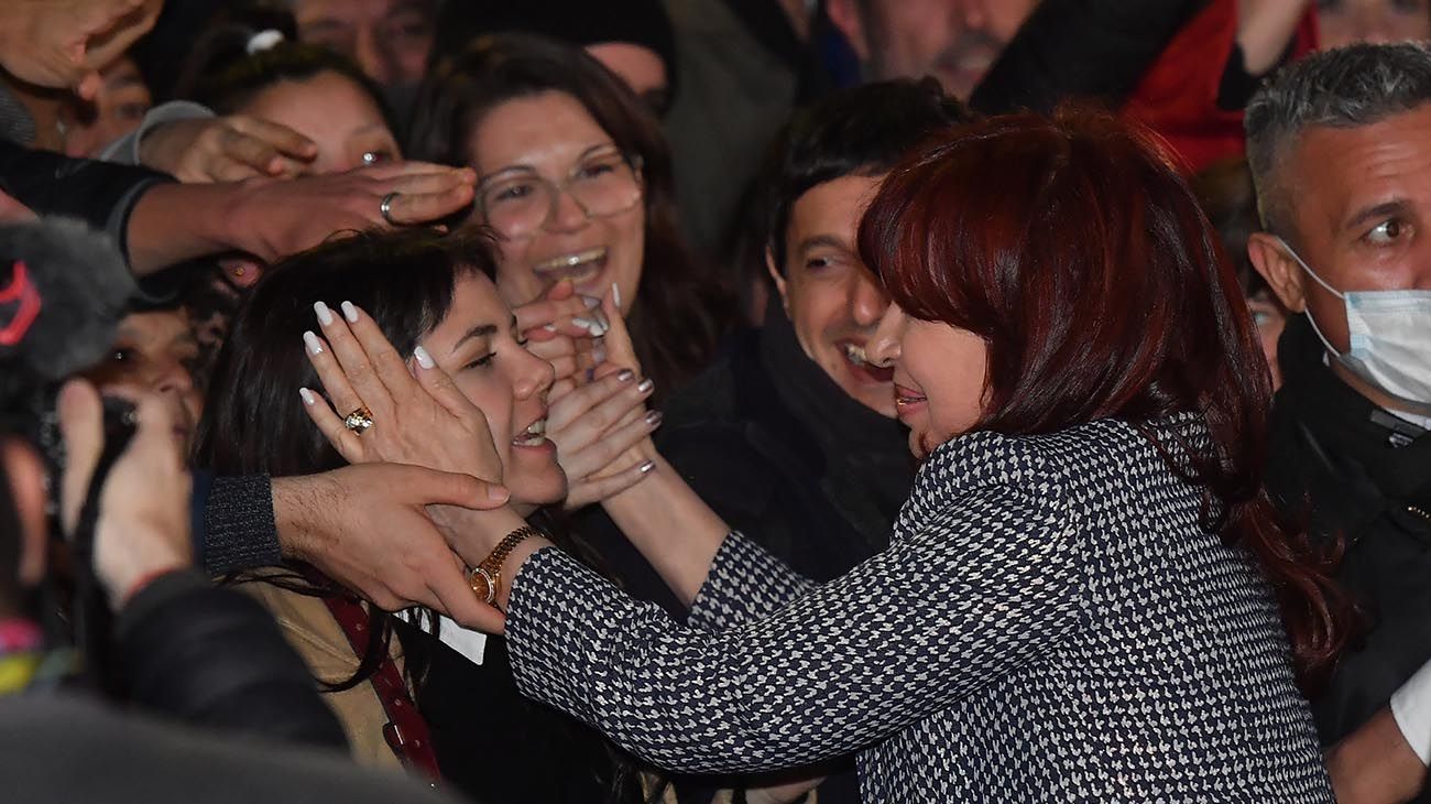 Cristina Fernandez kirchner llegando a su casa.