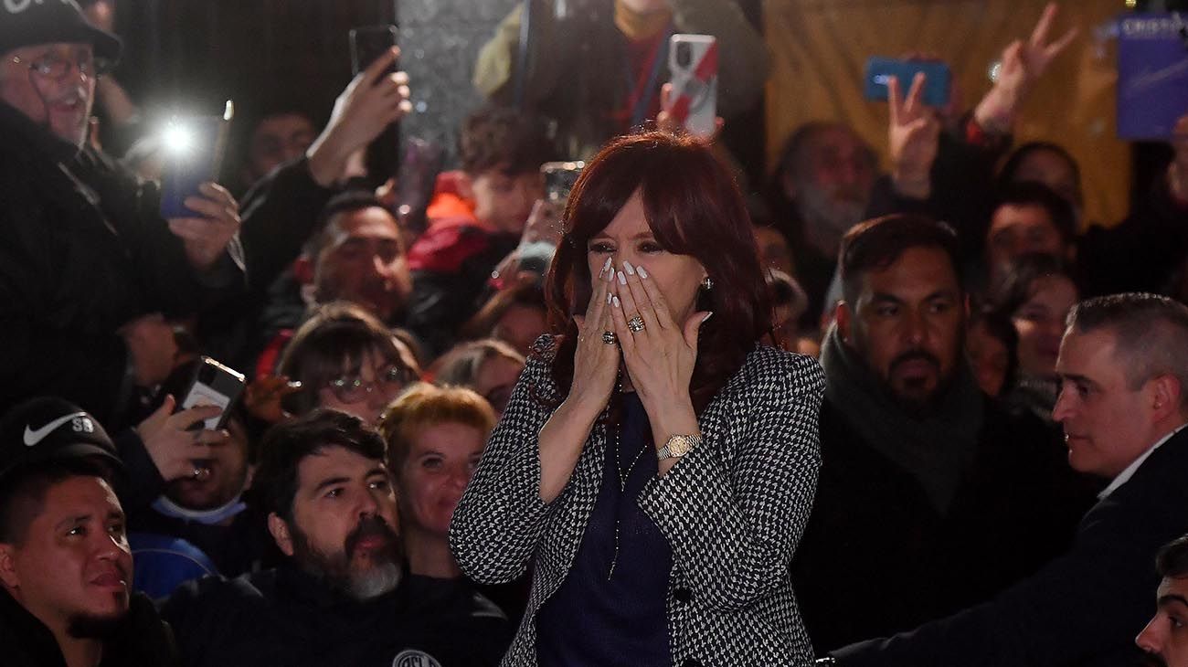 Cristina Fernandez kirchner llegando a su casa.