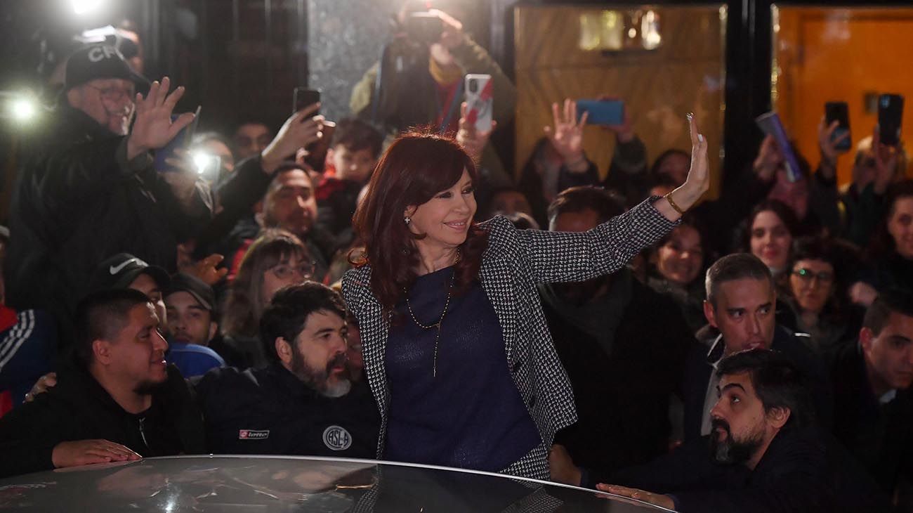 Cristina Fernandez kirchner llegando a su casa.