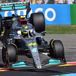 El piloto británico de Mercedes, Lewis Hamilton, se estrella durante el Gran Premio de Bélgica de Fórmula Uno en el circuito de Spa-Francorchamps en Spa. | Foto:JOHN THYS / AFP
