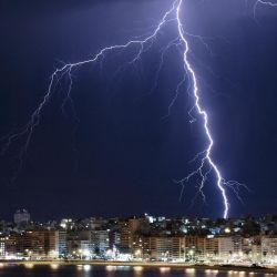 Un rayo cae durante una tormenta eléctrica en Montevideo, Capital de Uruguay. | Foto:MARIANA SUAREZ / AFP