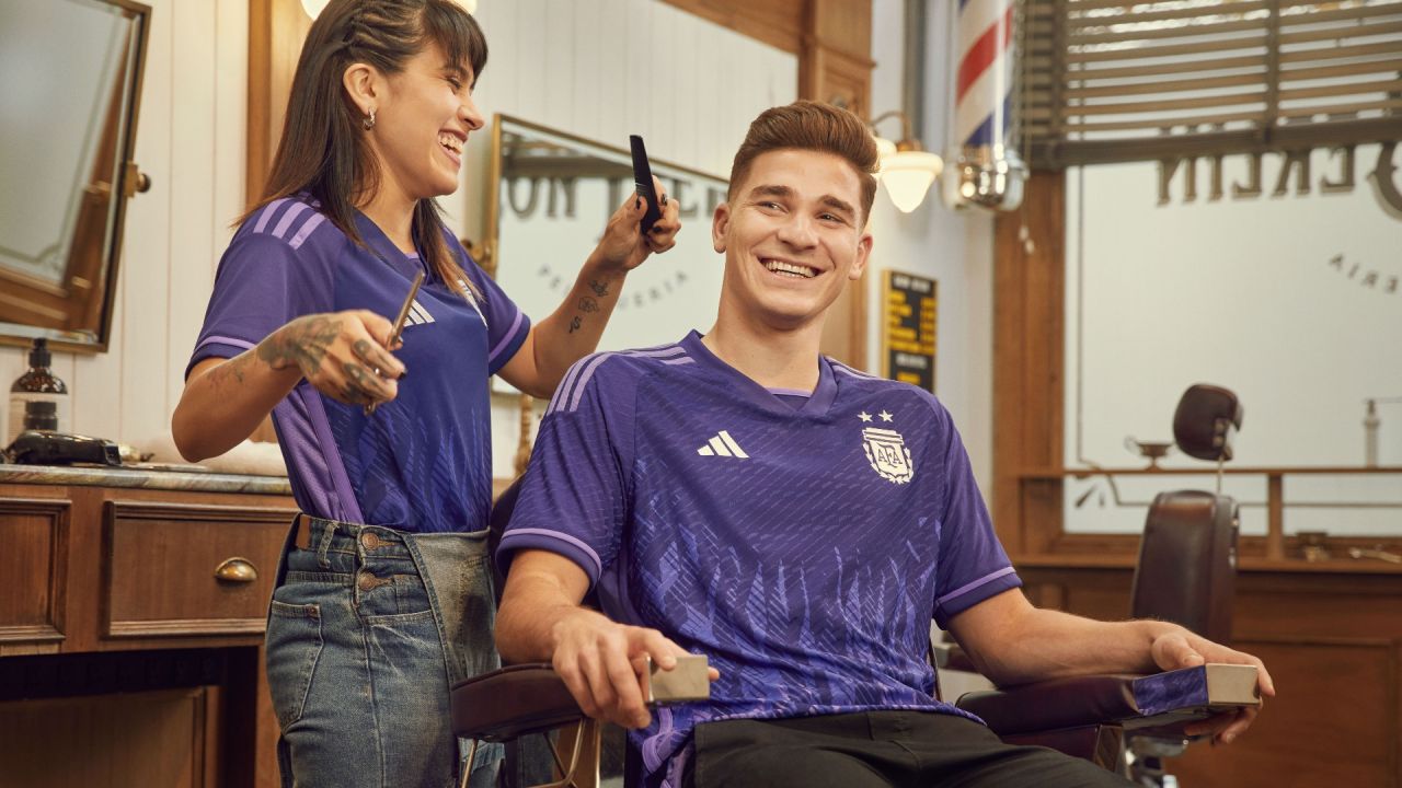 Por qué la camiseta de la Selección Argentina de fútbol es de color violeta |