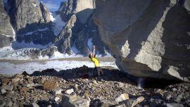 El escalador Alex Honnold lideró el primer ascenso a acantilados más altos de la tierra.