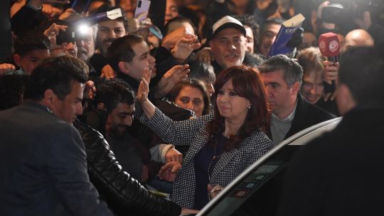 Cristina Fernandez kirchner llegando a su casa 20220829