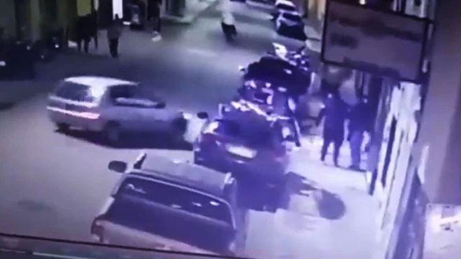 Locura: lo echaron de un boliche por pelearse y arrolló a una patovica con su auto