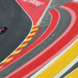 El piloto monegasco de Ferrari Charles Leclerc compite en la sesión de clasificación para el Gran Premio de Bélgica de Fórmula Uno en el circuito de Spa-Francorchamps en Spa. | Foto:JOHN THYS / AFP