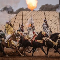 Jinetes marroquíes disparan sus rifles durante un espectáculo de equitación tradicional en un festival de cultura y patrimonio de Moussem en la capital Rabat. | Foto:FADEL SENNA / AFP