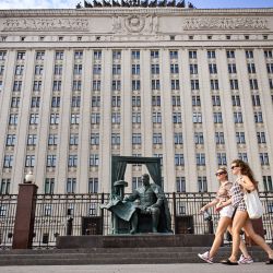 La gente pasa por delante del Ministerio de Defensa ruso en Moscú. | Foto:ALEXANDER NEMENOV / AFP