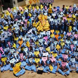 Niños con máscaras del dios hindú con cabeza de elefante, Ganesha, y con pancartas, participan en una campaña de concienciación contra el uso del plástico antes del festival "Ganesh Chaturthi", en una escuela de Chennai, India. | Foto:ARUN SANKAR / AFP