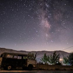 Una foto de larga exposición muestra una vista de la galaxia Vía Láctea en el cielo sobre una furgoneta abandonada en la ciudad de Bcahrre en las montañas del Líbano, al norte de la capital Beirut. | Foto:Ibrahim Chalhoub / AFP