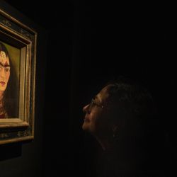 Una mujer observa la obra "Diego y yo" de la artista mexicana Frida Kahlo exhibida durante la muestra "Tercer ojo. Colección Costantini en Malba", en el Museo de Arte Latinoamericano de Buenos Aires. | Foto:Xinhua/Martín Zabala
