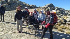 Es la primea vez que escala una montaña en silla de ruedas.