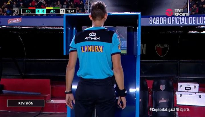 Nicolás Lamolina analiza una jugada en el monitor del VAR durante un partido de la Liga Profesional de Fútbol.