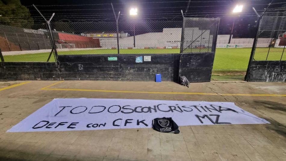La Policía retiró una bandera en apoyo a Cristina en Defensores de Belgrano 20220830
