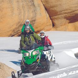 Nuevas propuestas de aventura en El Calafate: tirolesa, motos de nieve y patinaje sobre hielo. Además, trekking sobre el glaciar.