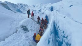 Nuevas propuestas de aventura en El Calafate: tirolesa, motos de nieve y patinaje sobre hielo. Además, trekking sobre el glaciar.