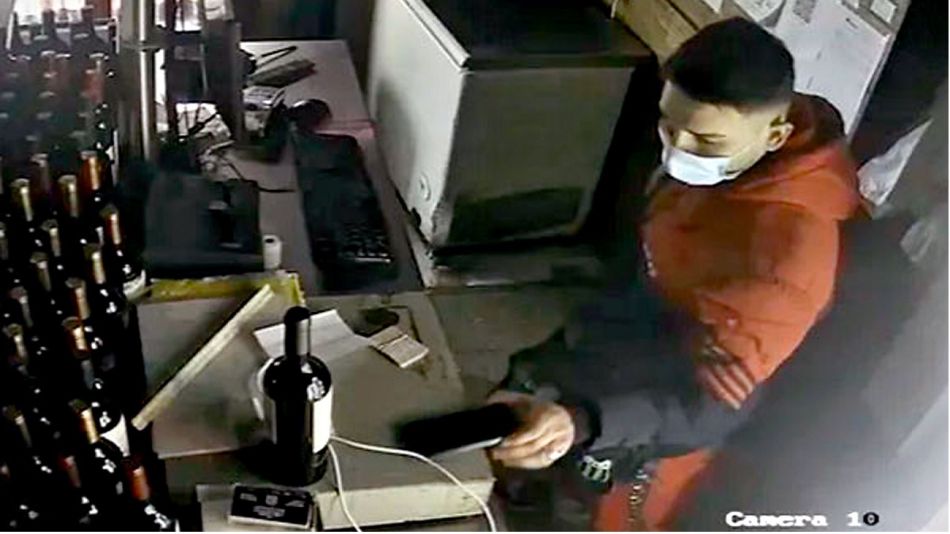 Insólito: trabajó un día y al otro se robó cerca de 100 mil pesos y un celular