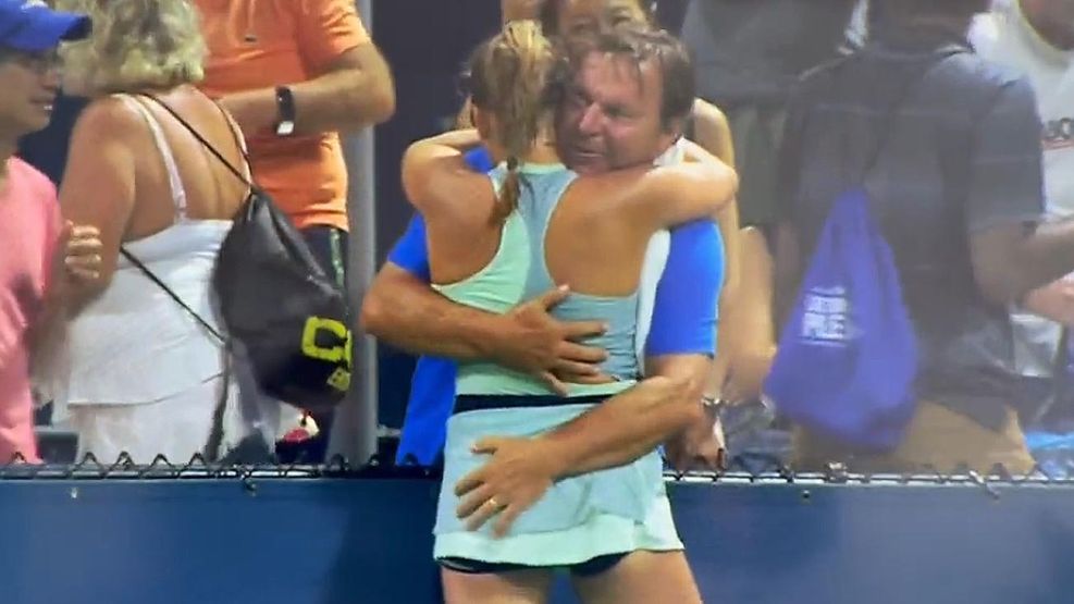 Polémica por el saludo de la tenista Sara Bejlek, de 16 años, con su padre y su entrenador 20220831