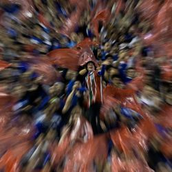 Aficionados de Vélez Sarsfield animan durante el partido de fútbol de la semifinal de ida de la Copa Libertadores entre Vélez Sarsfield y Flamengo, en el estadio José Amalfitani, en Buenos Aires. | Foto:LUIS ROBAYO / AFP