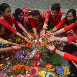 Devotos hindúes ofrecen oraciones en las orillas del río Bagmati con motivo del Rishi Panchami al final del Festival Teej de tres días de duración, en el que las mujeres hindúes ayunan durante el día y rezan por la larga vida de sus maridos, en Katmandú, Nepal. | Foto:PRAKASH MATHEMA / AFP
