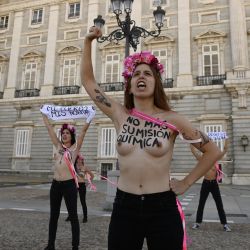 Miembros del grupo activista feminista Femen protestan frente al Palacio Real contra "una ola de agresiones sexuales y casos de sumisión química", en Madrid. | Foto:PIERRE-PHILIPPE MARCOU / AFP