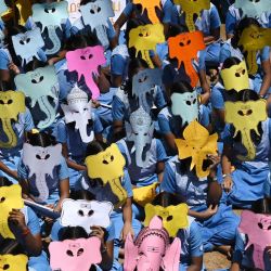 Niños con máscaras del dios hindú con cabeza de elefante Ganesha participan en una campaña de concienciación contra el uso del plástico antes del festival "Ganesh Chaturthi", en una escuela de Chennai, India. | Foto:ARUN SANKAR / AFP