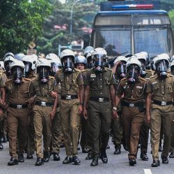 Policías hacen guardia mientras estudiantes universitarios y manifestantes protestan contra el gobierno de Sri Lanka y por la liberación de los líderes estudiantiles en Colombo. | Foto:ISHARA S. KODIKARA / AFP