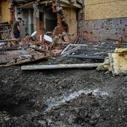 Un hombre camina entre los escombros de un edificio dañado tras un bombardeo en Kharkiv, en medio de la invasión rusa de Ucrania. | Foto:SERGEY BOBOK / AFP