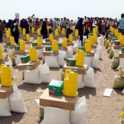 Yemeníes desplazados por el conflicto, reciben ayuda alimentaria y suministros para satisfacer sus necesidades básicas, en un campamento en el distrito de Hays, en la provincia occidental de Hodeida, devastada por la guerra, ya que los precios de los alimentos se han duplicado desde el año pasado y el hecho de que Ucrania suministre casi un tercio de las importaciones de trigo de Yemen ha aumentado los temores de una hambruna cada vez mayor. | Foto:KHALED ZIAD / AFP