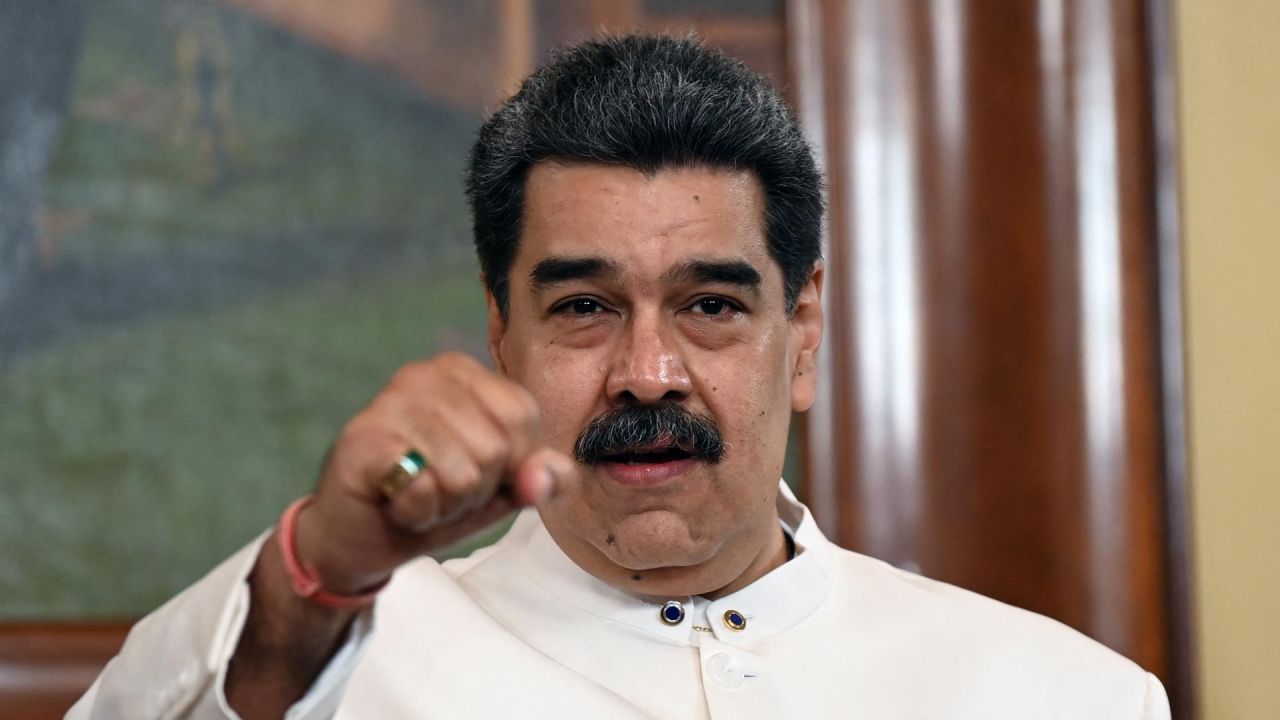 El presidente venezolano, Nicolás Maduro, bromea con su anillo con la prensa mientras espera la llegada del nuevo embajador de Colombia en Venezuela, Armando Benedetti, que presentará sus cartas credenciales en el Palacio Presidencial de Miraflores, en Caracas. | Foto:YURI CORTEZ / AFP