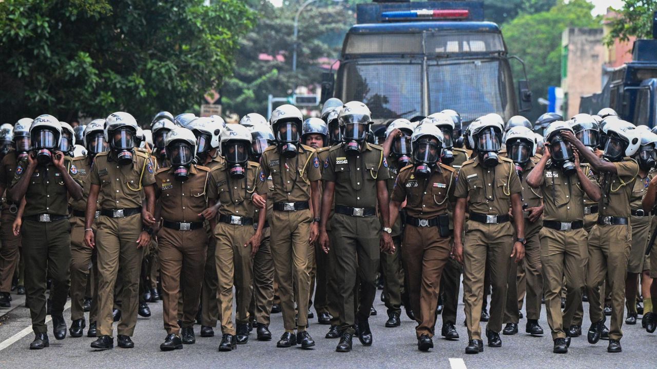 Policías hacen guardia mientras estudiantes universitarios y manifestantes protestan contra el gobierno de Sri Lanka y por la liberación de los líderes estudiantiles en Colombo. | Foto:ISHARA S. KODIKARA / AFP