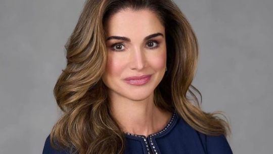 Rania de Jordania celebra sus 52 años con un nuevo retrato familiar 