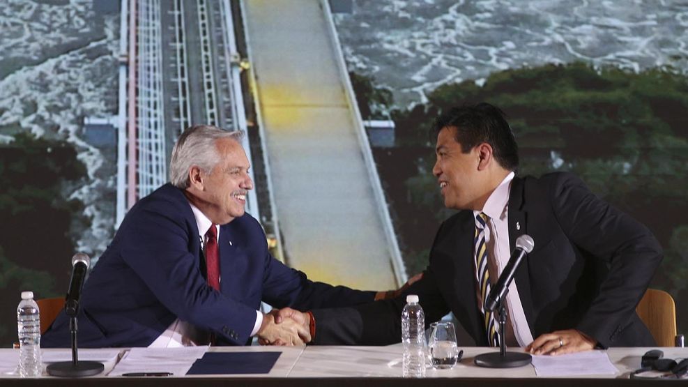 Alberto Fernández junto al titular de YPF, Pablo González y el CEO de Petronas, Temgku Muhammad Taufik 20220901