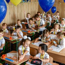 Alumnos de primer grado asisten a la primera lección del nuevo curso escolar en la ciudad ucraniana occidental de Lviv. | Foto:YURIY DYACHYSHYN / AFP