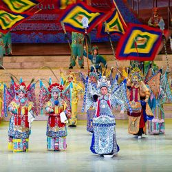 Imagen de artistas presentando un drama tradicional durante la ceremonia de apertura del XIII Festival de Arte de China llevado a cabo en el Centro Nacional para las Artes Escénicas, en Beijing, capital de China. | Foto:Xinhua/Chen Zhonghao