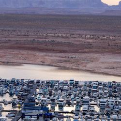 Barcos atracados en un puerto deportivo en el lago Powell, cerca de la presa Glen Canyon, en el río Colorado, en Page, Arizona. - Mientras el suroeste de Estados Unidos se enfrenta a una sequía continua, el rápido descenso del nivel de agua del lago Powell amenaza no sólo el uso recreativo del lago artificial, sino también la capacidad de la presa para generar la energía hidroeléctrica de la que dependen millones de personas. | Foto:Robyn Beck / AFP