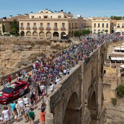 Ciclistas cruzan el Puente Nuevo de Ronda durante la 13ª etapa de la vuelta ciclista a España 2022, un recorrido de 168,4 kilómetros desde Ronda a Montilla, en Ronda, sur de España. | Foto:JORGE GUERRERO / AFP