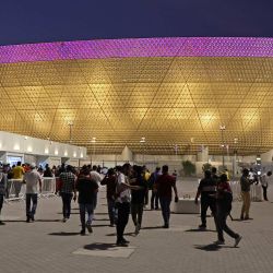 La gente llega al Estadio Lusail en las afueras de la capital de Qatar, Doha, antes del evento de orientación del Programa de Voluntarios de la Copa Mundial de la FIFA Qatar 2022. | Foto:KARIM JAAFAR / AFP
