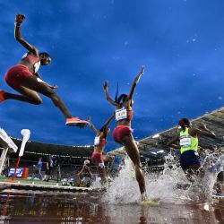 Las atletas compiten en la prueba femenina de 3.000 metros obstáculos durante la reunión de atletismo "Memorial Van Damme" de la Liga de Diamante de la IAAF en el Estadio Rey Balduino de Bruselas.  | Foto:DIRK WAEM / BELGA / AFP