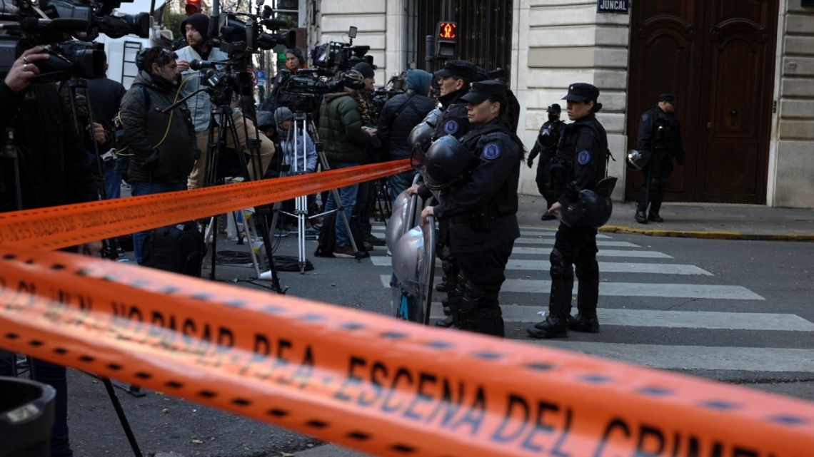 Police stand guard outside the residence of Vice-President Cristina Fernández de Kirchner in Buenos Aires on September 2, 2022.