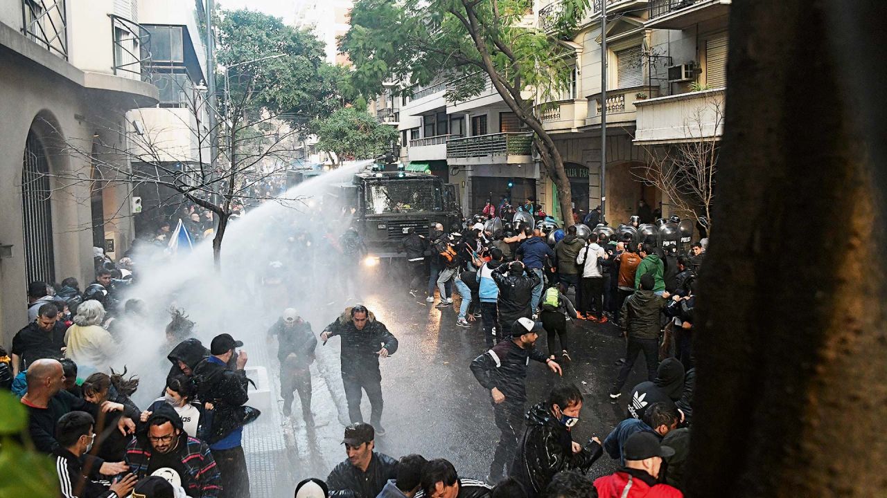 Los enfrentamientos entre militantes y la Policía de la Ciudad a metros de la casa de CFK. | Foto:Cedoc.