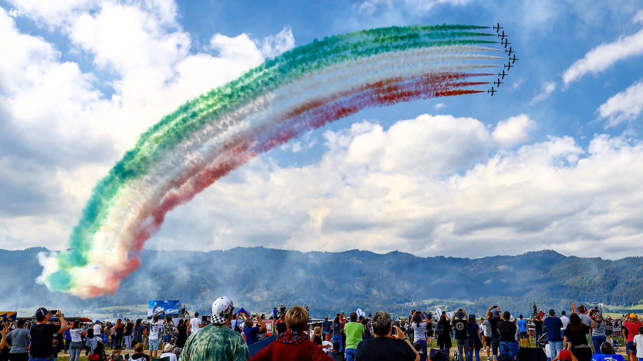 El equipo italiano Frecce Tricolori actúa durante el espectáculo aéreo "Airpower 2022" en Zeltweg, Austria. | Foto:ERWIN SCHERIAU / APA / AFP