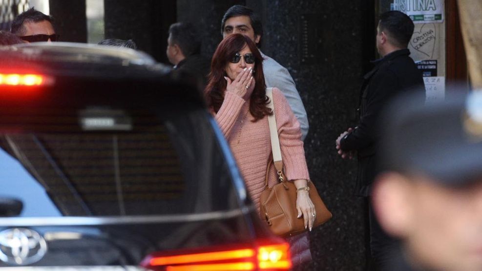 Cristina Fernández saliendo de su domicilio en Recoleta 20220902