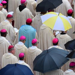 Cardenales y obispos asisten, bajo la lluvia, a la misa de beatificación del difunto Papa Juan Pablo I, en la plaza de San Pedro del Vaticano. | Foto:Vincenzo Pinto / AFP