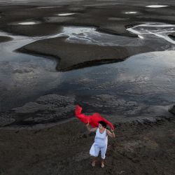 Esta foto muestra a una mujer posando para las fotos en una sección de un lecho de río reseco a lo largo del río Yangtze en Wuhan, en la provincia central china de Hubei. | Foto:AFP