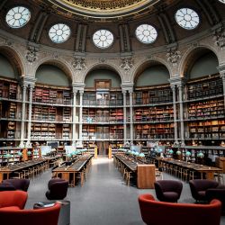 Esta fotografía tomada el 5 de septiembre de 2022 muestra una sala de lectura en la recién renovada "Bibliotheque Nationale de France" en París antes de su reapertura. | Foto:STEPHANE DE SAKUTIN / AFP