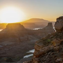 Los visitantes observan el amanecer sobre el lago Powell desde Alstrom Point en Big Water, Utah. - Más de dos décadas de grave sequía han dejado al río Colorado y a su segundo mayor embalse, el lago Powell, en niveles críticos, ya que el cambio climático provoca un aumento del calor y una disminución de las precipitaciones. | Foto:Robyn Beck / AFP