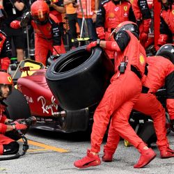 Un mecánico lleva un neumático para el piloto español de Ferrari, Carlos Sainz Jr, en los boxes del circuito de Zandvoort durante el Gran Premio de Holanda de Fórmula Uno. | Foto:CHRISTIAN BRUNA / POOL / AFP